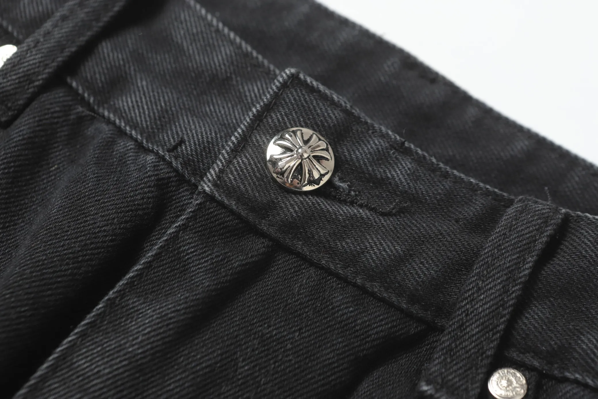 KE981 P240 The only correct leather label version on the market Chrome Hearts CH Washed distressed leopard print color patchwork leather jeans Top ceiling quality 100% correct version The correct version is here!  Believe me this must be the best quality you will ever come across! ! Excellent value for money! !  Styles with different washes and textures are very friendly to people with thin legs and thick legs. The straight version is very flattering to the shape of the legs. The moderate length is timeless and easy to match. It is the basis of various styles and a must-have in the wardrobe! ! Add a little stacking to make the atmosphere easy to control. The fabric is stiff but the upper body is soft without losing texture. The sides and cuffs of some styles have a bone-wash effect. It’s really hard not to love it!  ✅Correctly customize the Croxin metal leather label on the back panel. It is definitely not sold directly with the cross on the finished jeans. 1:1 copying strives for excellence and the details are perfectly grasped. ✅The cross leather label is clear and smooth. Exquisite turning top craftsmanship. ✅Buttons, zippers and hardware are all customized versions of the Croxin LOGO. ✅High-cost washing process. Size: 28 30 32 34 36